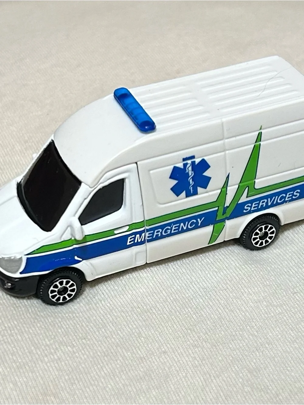 Maisto Diecast Emergency Services Ambulance White Van
